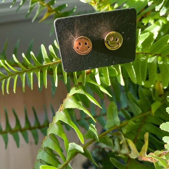 Happy Face Tiny Gold Tone  Stud Earrings Pierced - Picture 3 of 3